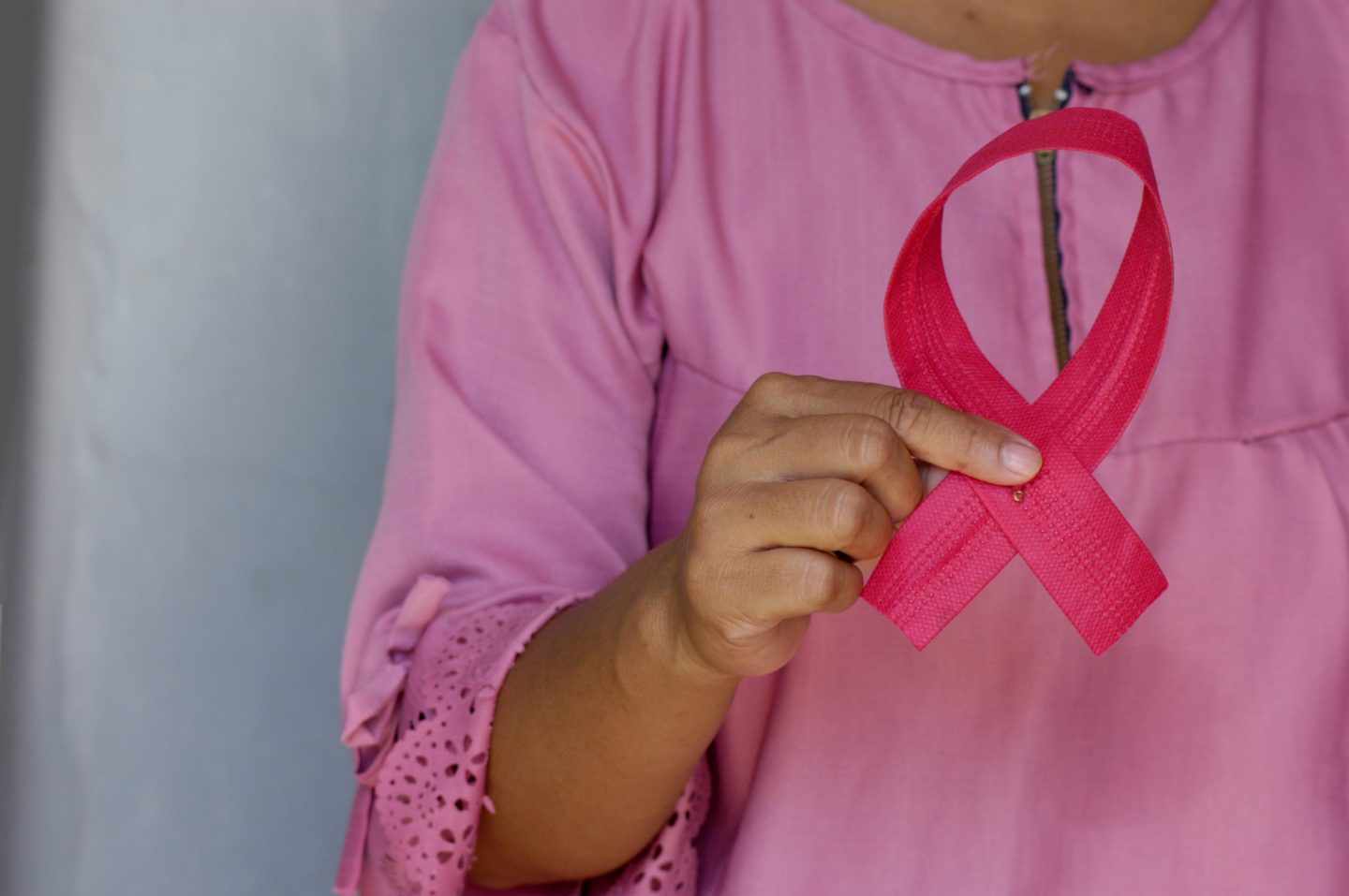 Jede achte Frau erkrankt im Lauf ihres Lebens an Brustkrebs. Deshalb ist die jährliche Vorsorge Untersuchung und auch das monatliche selbst Abtasten lebenswichtig. Foto: angiola-harry-unsplash.com