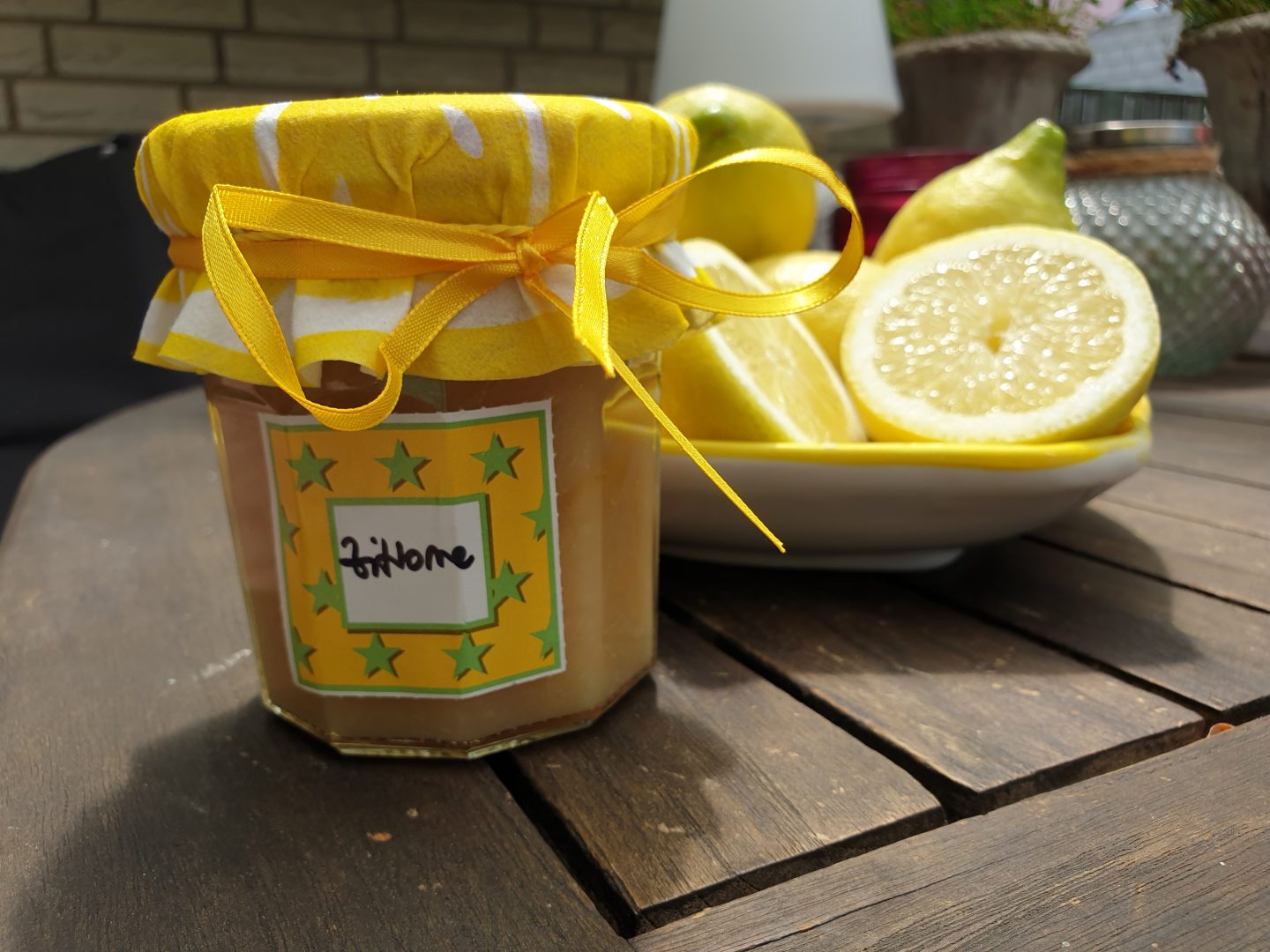 Hübsch verpackt ist die Zitronen Marmelade auch noch ein liebevolles Geschenk. 