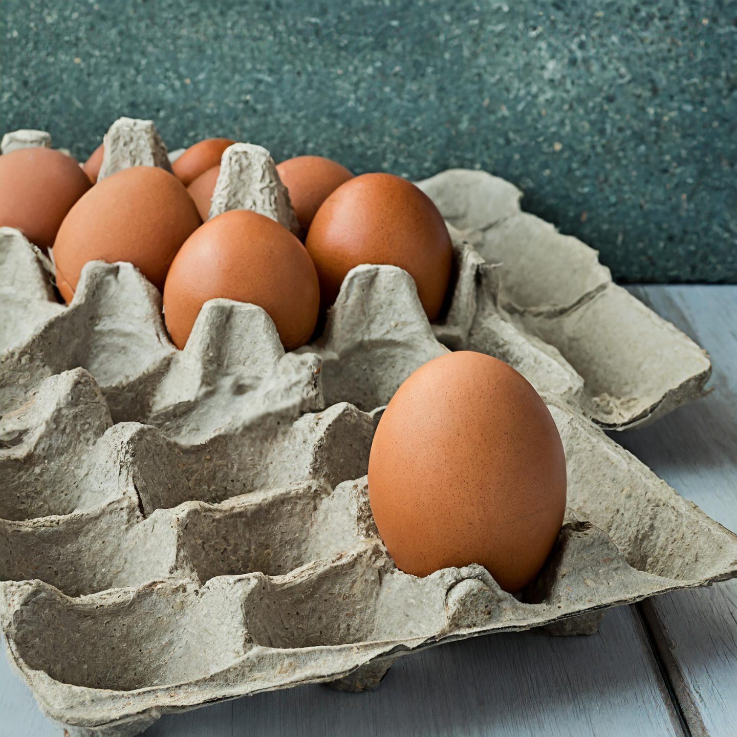 Wieviel Eier sind eigentlich gesund? Ich gebe Dir fachkundige Tipps, wie Du mit den Experten-Empfehlungen von einem Ei pro Woche umgehen kannst.Foto: Maschinell erstellt mit Firefly 